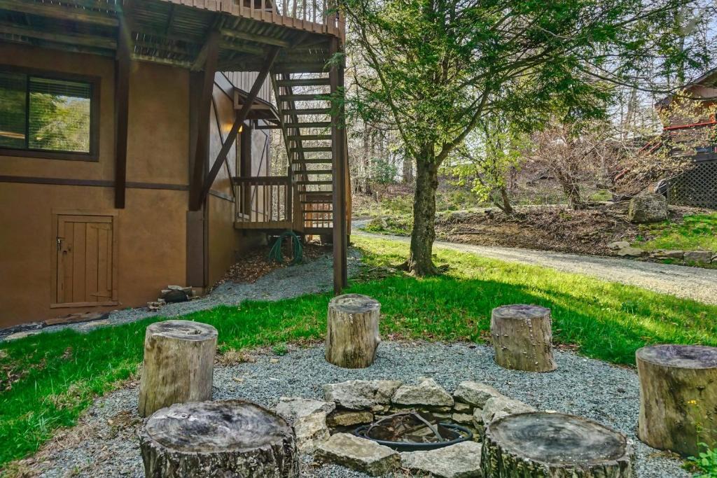 Beech Mountain House | 3BR Mountain Cabin with VIEWS and FIREPIT Sleeps 8