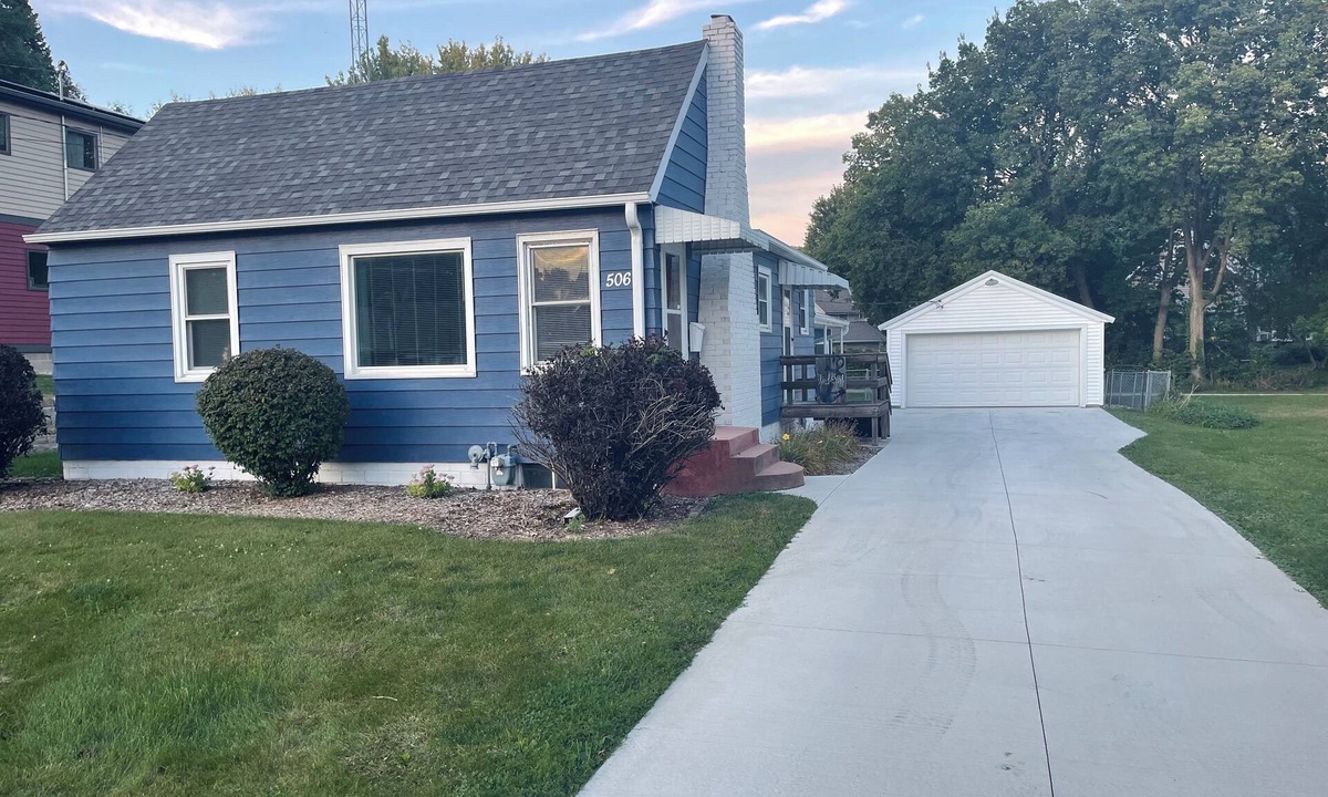 Clear Lake House | 3rd and Surf- 2 blocks from the lake, 1 block from the Legendary Surf Ballroom