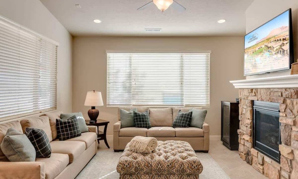 Santa Clara House | 7| Arches in St George with Red Mtn Back Patio Views
