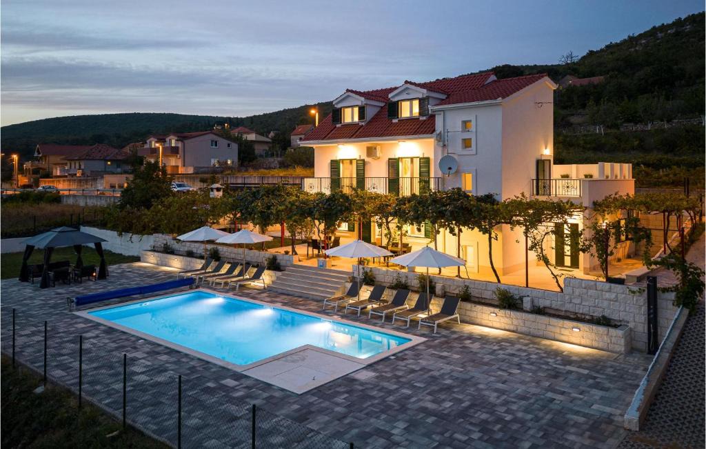 Dicmo House | Awesome Home In Dicmo Prisoje