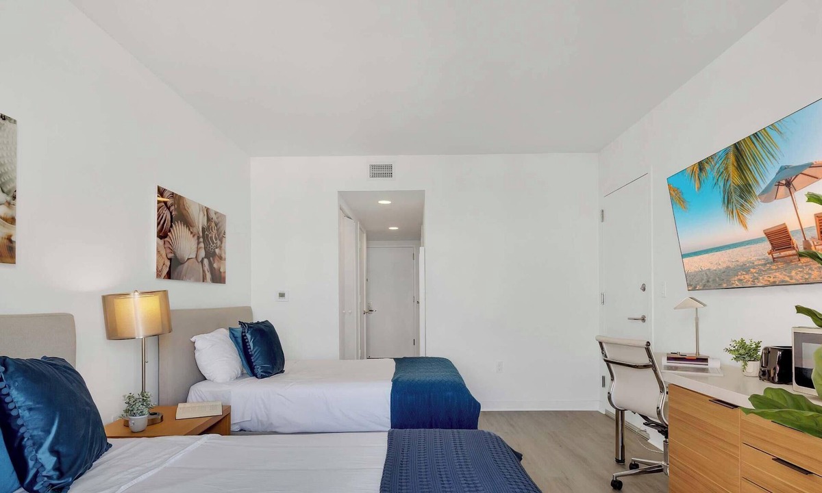 Hallandale Beach Apartment | Bright Studio w/Intracoastal & Marina View