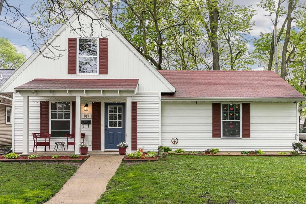 Cedar Rapids House | Cozy Cedar Rapids Pad - 2 Blocks to Mercy Care!