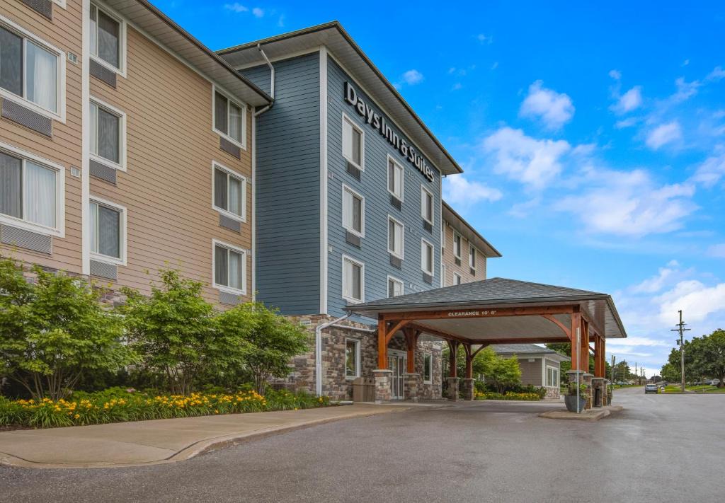 Lindsay Hotel | Days Inn & Suites by Wyndham Lindsay