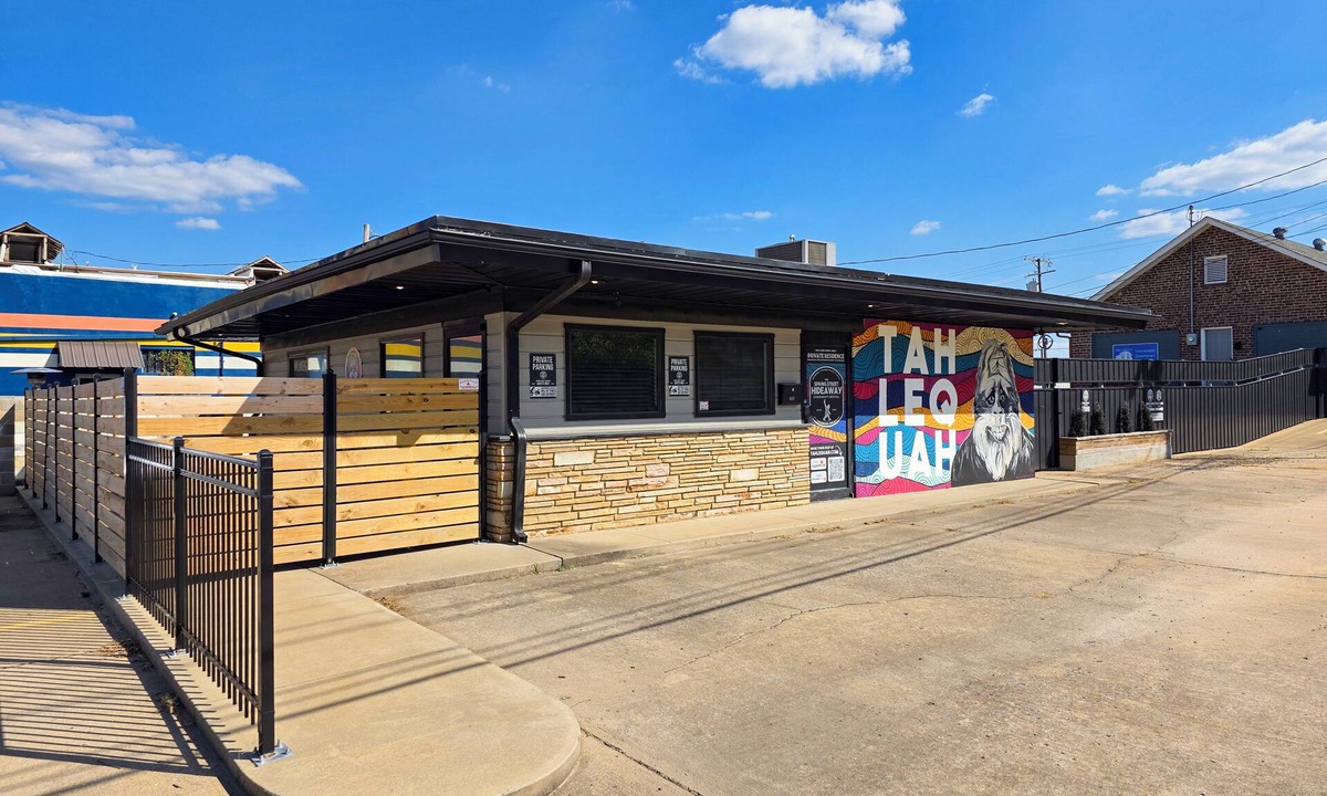 Tahlequah House | Downtown Tahlequah! Amazing Patio, Walkable to Restaurants/Bars, Wi-Fi +n