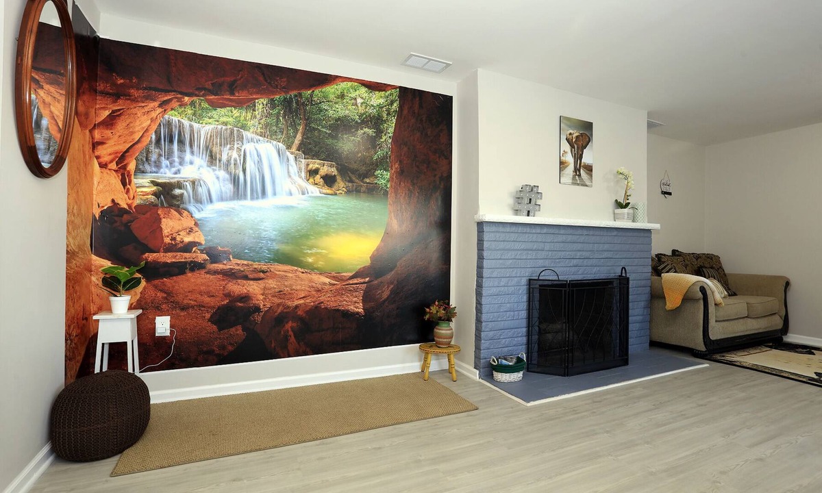 Ypsilanti House | Global Vibes Parlor Renovated home,1 min to golf course & close to two stadiums