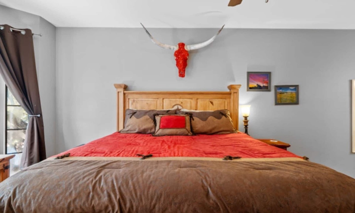 North University Condo | Steps from UT ✔️ 2 Heavenly King Beds ❤️ Retro 80s Getaway w/Gig-Speed WiFi