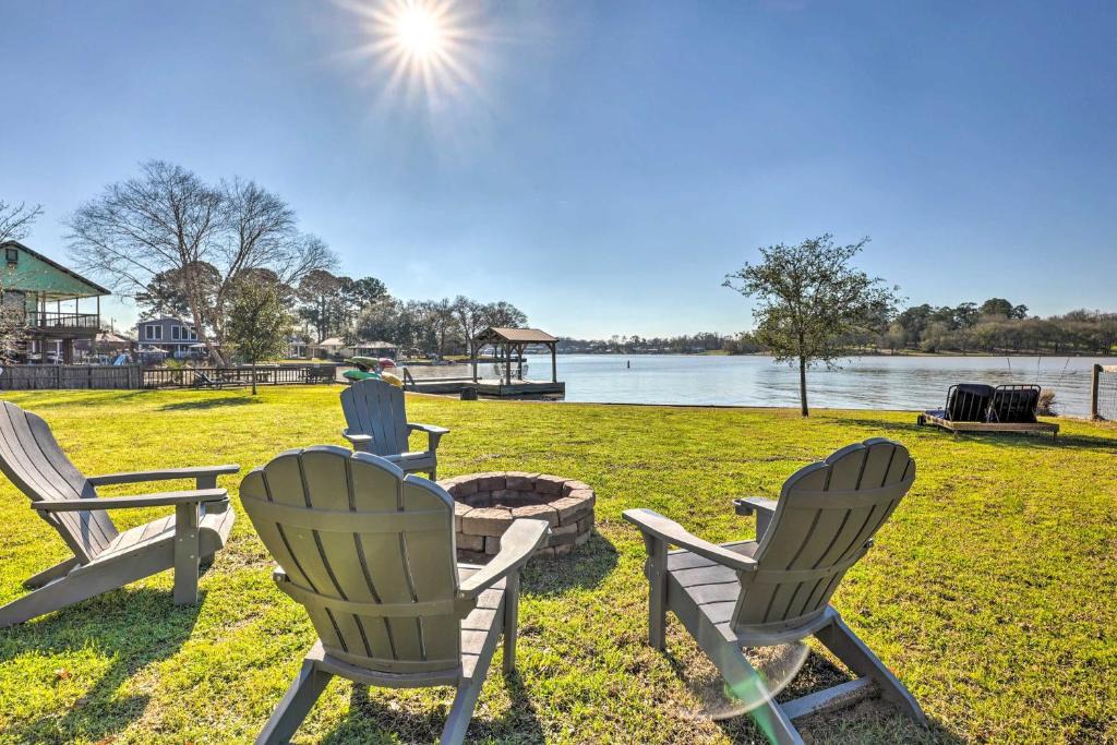Willis House | Steps to Lake Conroe Cozy, New-Build Cabin
