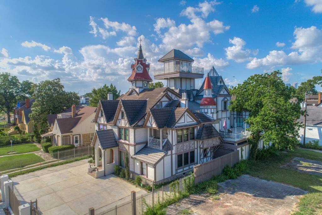 South Central Houston Villa | Villa with 8 bedrooms and heated swimming pool
