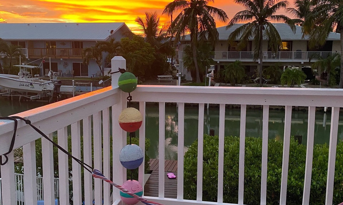 Marathon House | Walk to Sombrero Beach Waterfront, 50’ Dock, Spa, Kayaks, Bikes, Ideal Location