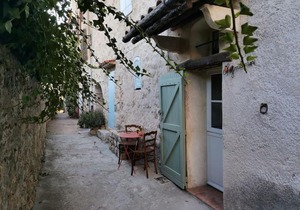 BARGEMON : Petit cocon frais dans charmant village