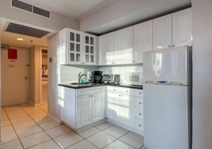 Castle 705 Corner Apartment with Free Parking, Gym, Pool, Tennis and Direct Beach Access!