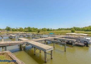 Lake Conroe Queen Studio Cabin 5