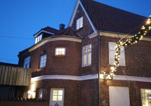 Located centrally in the heart of the old town of Ribe. No need for driving here.