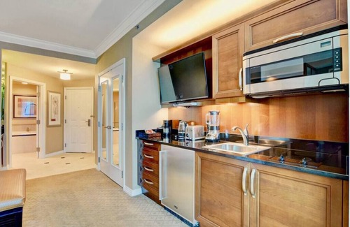 Las Vegas Condo | No Resort Fee ! Strip View Suite - Pools & Valet