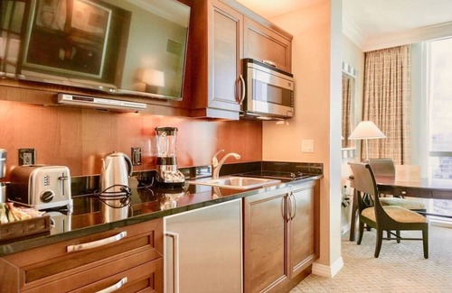 Las Vegas Condo | No Resort Fee ! Strip View Suite - Pools & Valet