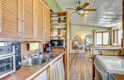 Fostoria Cabin | < 1 Mi to Tuttle Creek Lake: Cabin w/2 Kayaks!