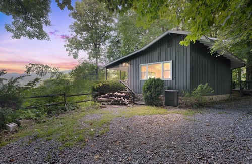 Walker-In-the-Hills Cabin | 121 m² Cabin ∙ 4 bedrooms ∙ 8 guests