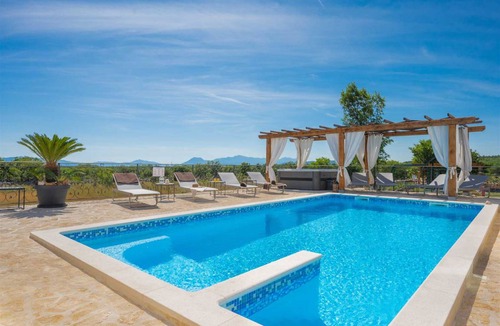 Lovrec Villa | 200 m² Villa ∙ 4 bedrooms ∙ 10 guests