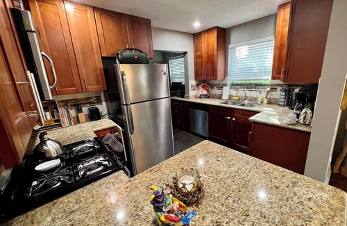 MacGregor House | 3 Bedroom, Free gated parking, 5-10 Mins.From ALL!