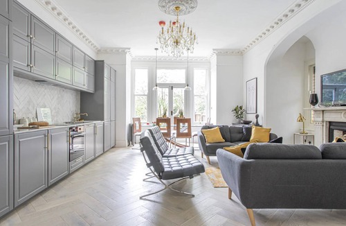 Ealing Apartment | 4-Bed Flat in West London, Sleeps 8, 8 min to Tube