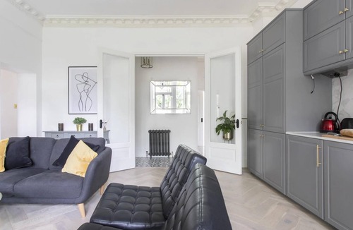 Ealing Apartment | 4-Bed Flat in West London, Sleeps 8, 8 min to Tube