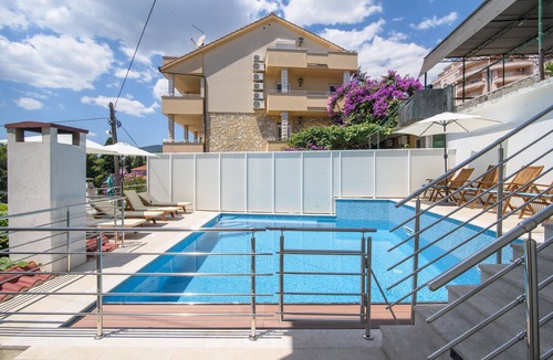 Trogir Apartment | A3 – 90 m2 apt with shared pool, big terrace and garden, just 50m from the beach