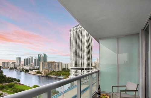 Hallandale Beach Apartment | Bright Studio w/Intracoastal & Marina View