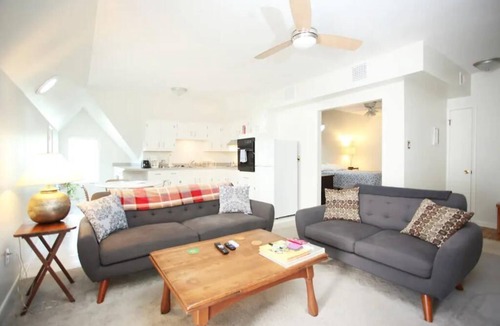 Vollintine-Evergreen Apartment | Charming Mid-Century Apartment in Midtown