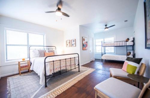 Austin Ave. House | Classy 1927 Uptown Tudor 4 min to Magnolia