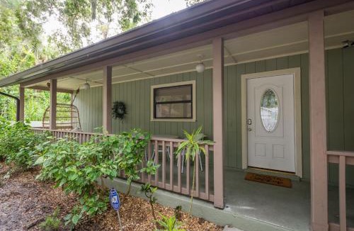 Ridge Wood Heights House | Coastal Getaway minutes from Siesta Key Beach