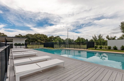 Phillip Apartment | Cosy 1-Bed with Pool, Gym and Secure Parking