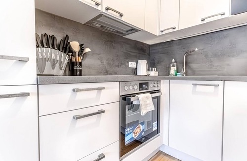 Favoriten Apartment | Cozy 1BR+1LV Apt. Steps Away from Reumannplatz U1