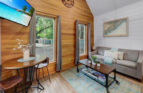 Charleston House | Cozy Island Cottage