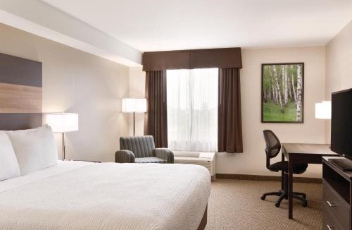 Lindsay Hotel | Days Inn & Suites by Wyndham Lindsay