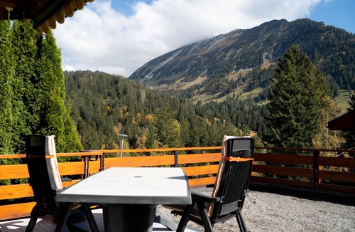 Mitloedi Apartment | "Experience Comfort and Adventure at Ferienhaus Bergblick in Amden!"