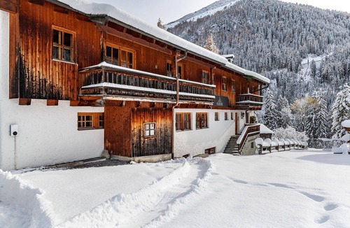 Sankt Anton am Arlberg Apartment | Holiday Apartment 'Chalet Flocke - Sternschnuppe' with Mountain View, Balcony and Wi-Fi