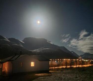 Lyngen House | Idyllisk hus med sauna og jacuzzi, Lyngen