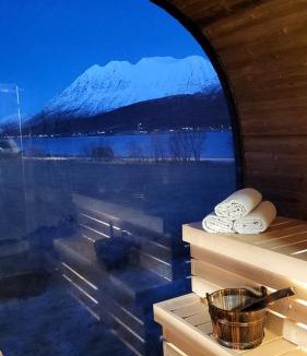 Lyngen House | Idyllisk hus med sauna og jacuzzi, Lyngen