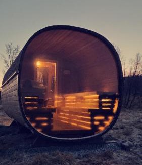 Lyngen House | Idyllisk hus med sauna og jacuzzi, Lyngen