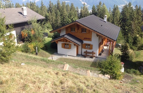 Vex Ski Chalet | Luxurious, detached chalet with Hot Tub + Sauna - in the 4 Valleys ski area