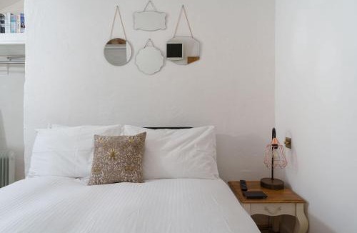 St. Agnes House | Luxury Cornish Cottage & Modern Cabin with Garden, Central St Agnes