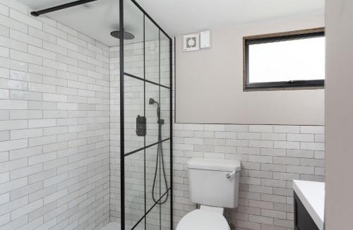 St. Agnes House | Luxury Cornish Cottage & Modern Cabin with Garden, Central St Agnes