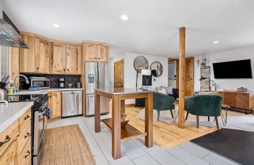 Government Camp House | Majestic Mountain Retreat, *Pet Friendly*, Large Deck w/Hot Tub, Two Kitchens, Walk to Food, Drinks