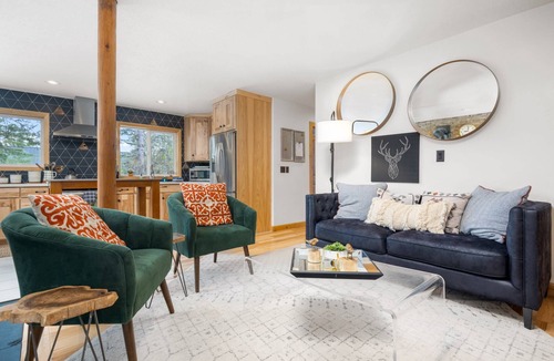 Government Camp House | Majestic Mountain Retreat, *Pet Friendly*, Large Deck w/Hot Tub, Two Kitchens, Walk to Food, Drinks