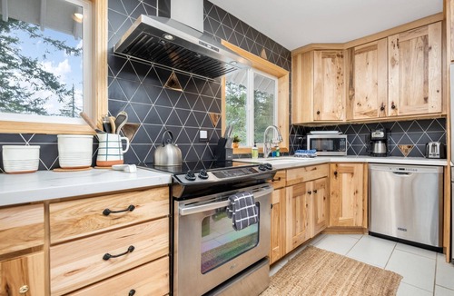 Government Camp House | Majestic Mountain Retreat, *Pet Friendly*, Large Deck w/Hot Tub, Two Kitchens, Walk to Food, Drinks