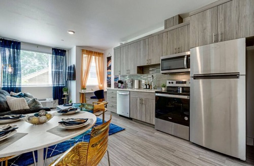 King Apartment | Modern & Bright Walkable Alberta Condo, Fast WiFi