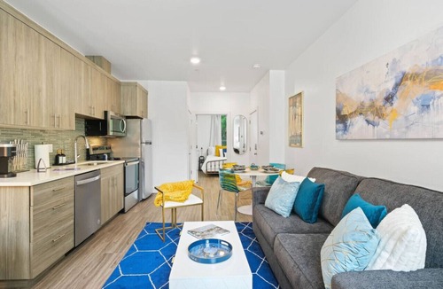 King Apartment | Modern & Bright Walkable Alberta Condo, Fast WiFi