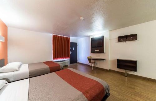 Uvalde Hotel | Motel 6-Uvalde, TX