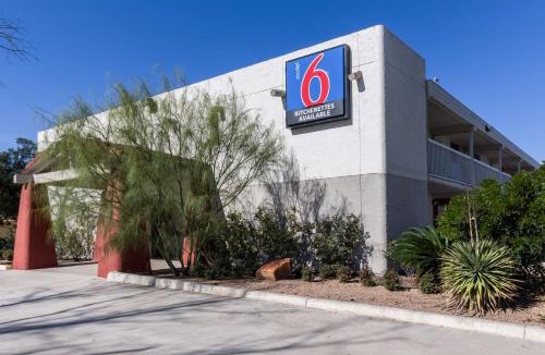 Uvalde Hotel | Motel 6-Uvalde, TX