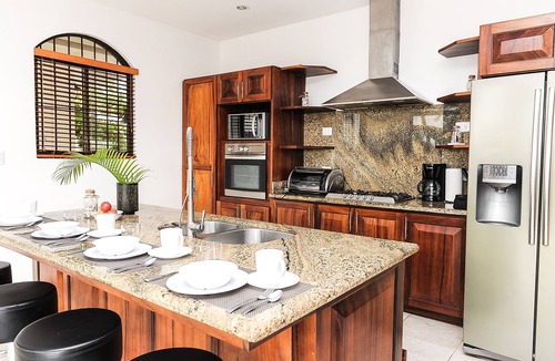 Coco House | Ocean View Single Story House with Private Infinity Pool. 10 min walk to Beach